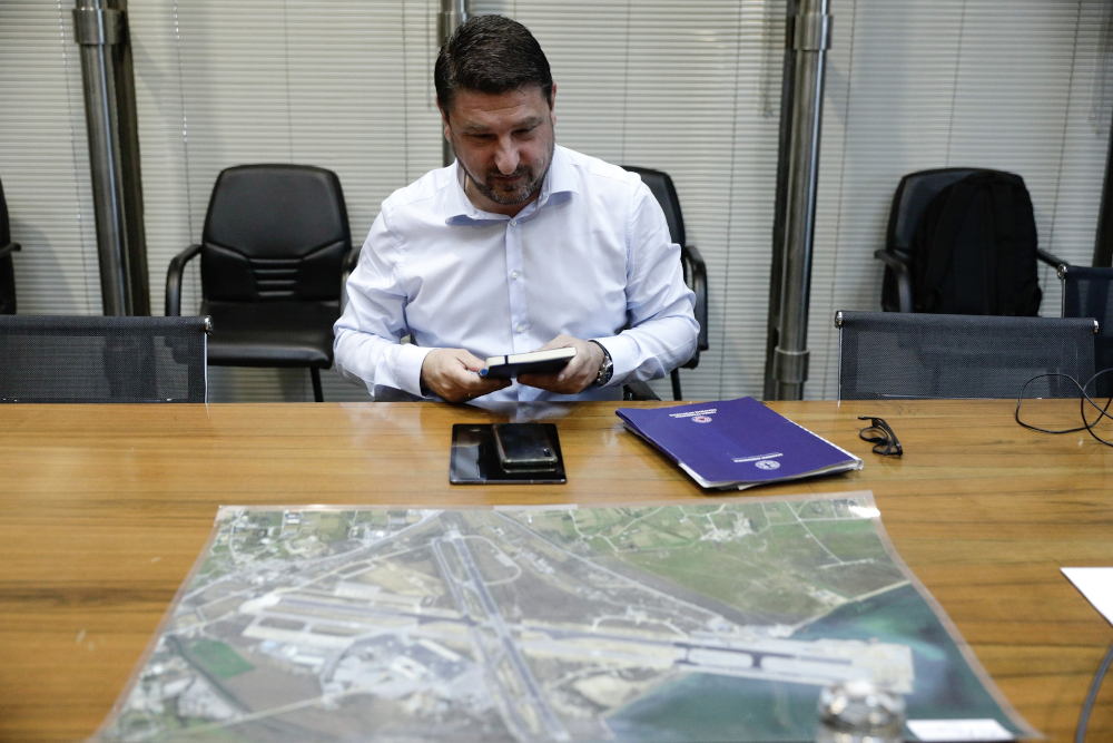 Deputy Minister of Civil Protection, Nikos Hardalias, visits the «Macedonia» airport and holds a meeting with Fraport executives, in view of the opening of foreign flights from June 15. Thessaloniki, Greece on June 8, 2020. / Επίσκεψη του υφυπουργού Πολιτικής Προστασίας, Νίκου Χαρδαλιά, στο αεροδρόμιο «Μακεδονία» και συνάντηση με στελέχη της Fraport, ενόψει του ανοίγματος στις πτήσεις εξωτερικού από 15 Ιουνίου. Θεσσαλονίκη, 8 Ιουνίου 2020.