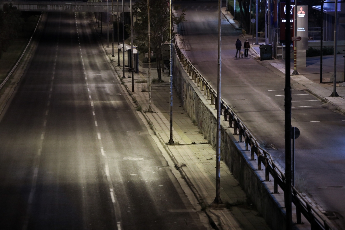 Daily life in the city, during the outbreak of the novel Coronavirus (COVID-19) Pandemic in Athens Greece on May 2, 2020. Greece is in the end of a strict nationwide lockdown seeking to halt the spread of the COVID-19 infection caused by novel coronavirus, with excursions from the home limited to attending work, buying food, visiting the doctor, walking the dog or going for a solitary jog./ Καθημερινότητα στην πόλη, στην περιόδο της Πανδημίας του νέου κορωναϊού (COVID-19), Αθήνα, 2 Μαΐου, 2020. Η Ελλάδα βρίσκεται στο τέλος της επιβολής απαγόρευσης κυκλοφορίας επιδιώκοντας να σταματήσει η εξάπλωση της μόλυνσης από τον κοροναϊό COVID-19, με εξαίρεση την έξοδο για και απο το χώρο εργασίας, αγορές τροφίμων, επίσκεψη σε γιατρό και φαρμακείο ή βόλτα κατοικίδιου και προσωπική άσκηση.