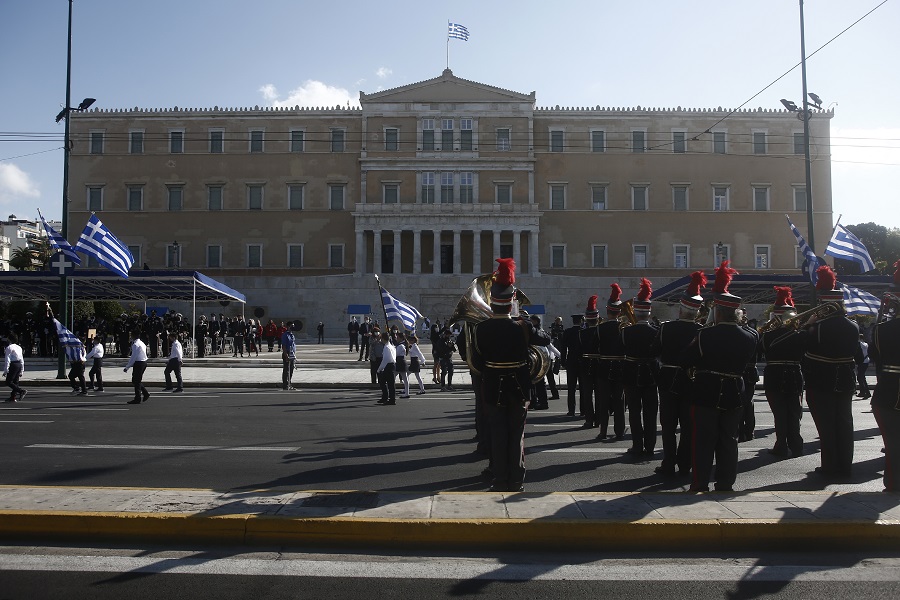 Μαθητές  παρελαύνουν μπροστά από το κτίριο της Βουλής κατά τη διάρκεια της μαθητικής παρέλασης για την επέτειο της 28ης Οκτωβρίου 1940 , Πέμπτη 28 Οκτωβρίου 2021. Σε κυκλοφοριακές ρυθμίσεις θα προχωρήσει η ΕΛΑΣ σήμερα λόγω της διεξαγωγής των μαθητικών παρελάσεων για τον εορτασμό της Εθνικής Επετείου της 28ης Οκτωβρίου στους Δήμους του νομού Αττικής. ΑΠΕ-ΜΠΕ/ΑΠΕ-ΜΠΕ/ ΓΙΑΝΝΗΣ ΚΟΛΕΣΙΔΗΣ