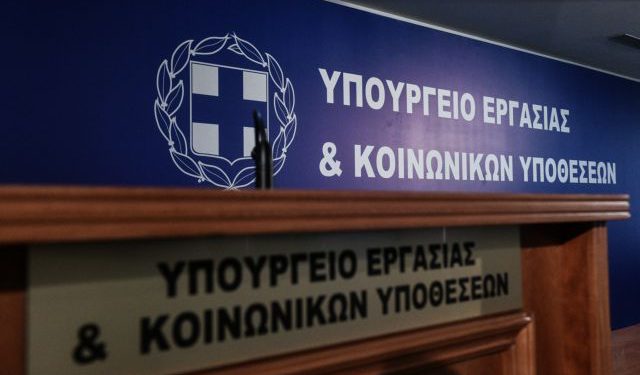 Παρουσίαση από τον υπουργό Εργασίας και Κοινωνικών Υποθέσεων, Κωστή Χατζηδάκη του νομοσχεδίου για την Προστασία της Εργασίας, σε διαδικτυακή συνέντευξη Τύπου, την Τετάρτη 12 Μαΐου 2021.