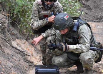 A fighter from Russian Wagner mercenary group and a Belarusian service member take part in a joint training at the Brest military range outside Brest, Belarus, in this still image released July 20, 2023. Belarusian Defence Ministry/Handout via REUTERS ATTENTION EDITORS - THIS IMAGE WAS PROVIDED BY A THIRD PARTY. NO RESALES. NO ARCHIVES. MANDATORY CREDIT.